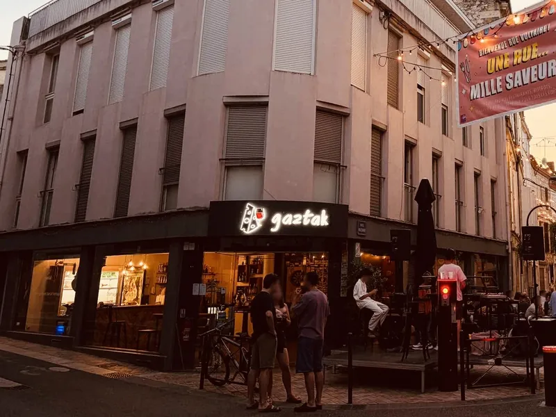 La devanture de GAZTAK, au 40 rue Voltaire à Agen, à la tombée de la nuit