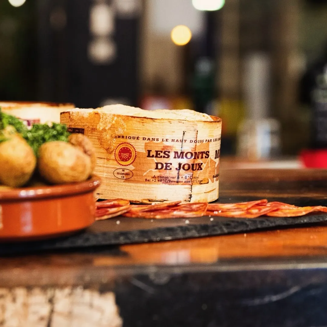 Mont d’Or AOP rôti, servi avec des grenailles et de la charcuterie chez GAZTAK à Agen