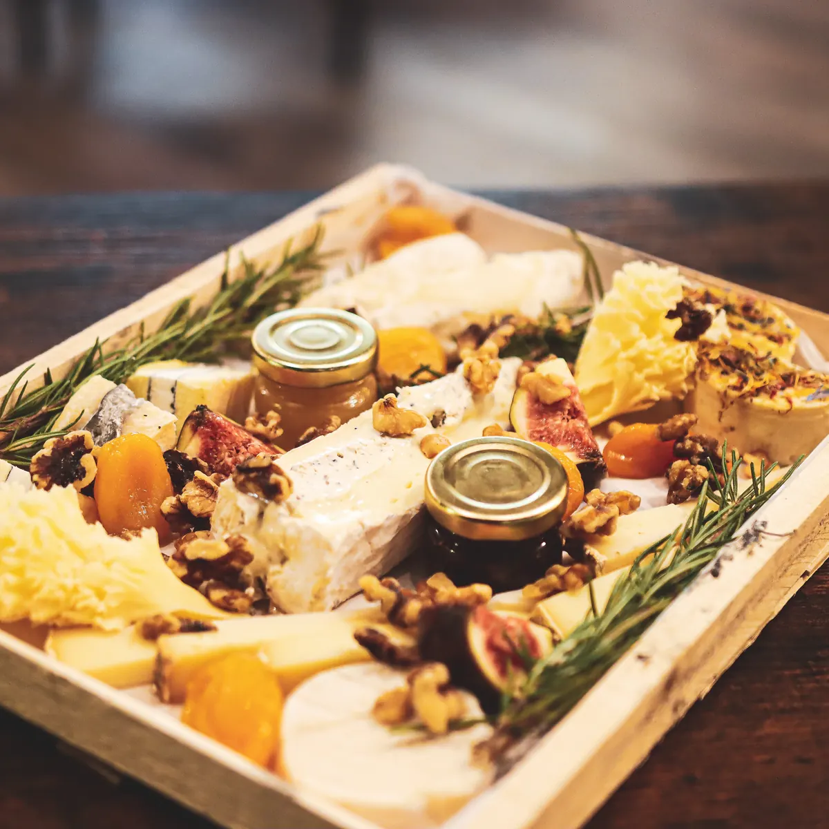 Plateau de fromages fermiers avec noix, figues et confitures