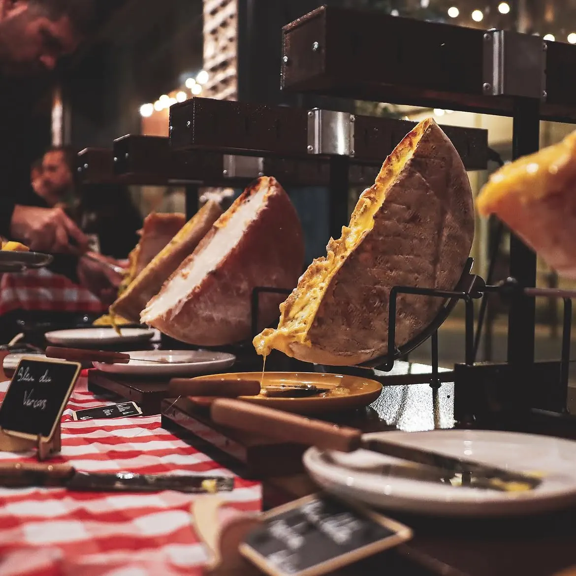 Raclette à volonté : demi-meules de fromage qui fondent sur les appareils traditionnels