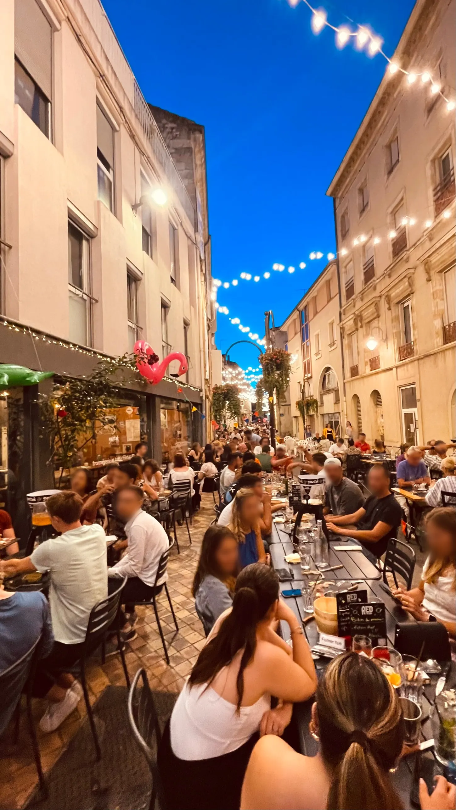 La terrasse de GAZTAK, rue Voltaire à Agen, pleine un soir d’été sous les guirlandes lumineuses